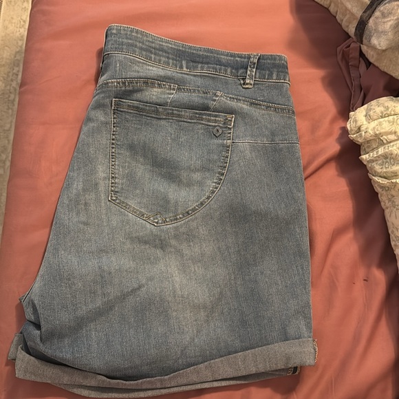 Women’s Plus Shorts  24W - Picture 4 of 9